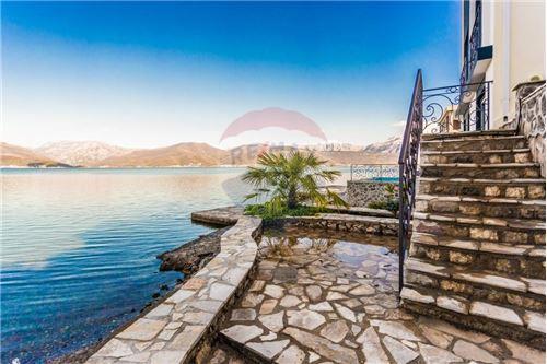 Izdavanje,  kuća, 700m2, Krašići, Tivat
