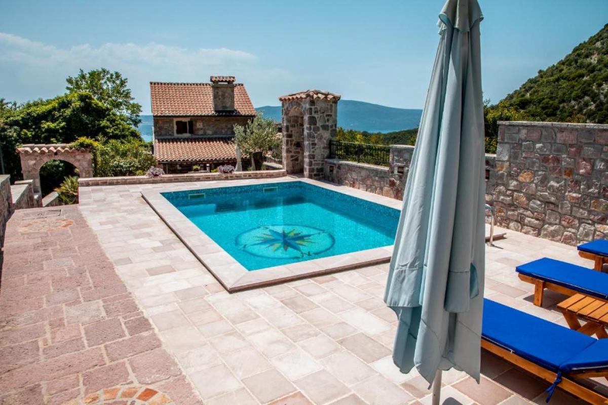 Izdavanje,  kuća, 120m2, Gornja Lastva, Tivat