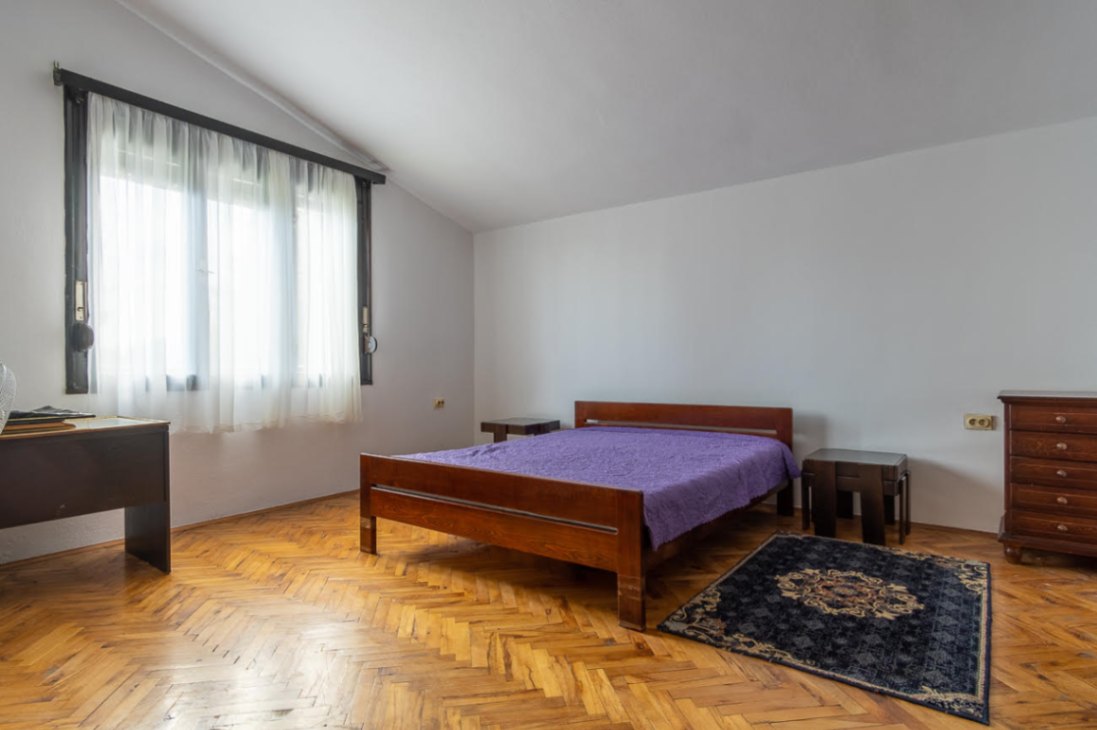 Izdavanje, dvosoban stan, 90m2, Tološi, Podgorica