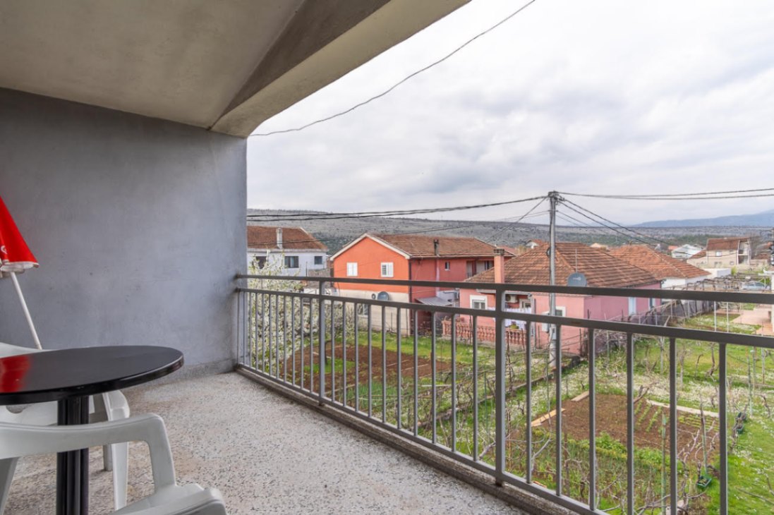 Izdavanje, dvosoban stan, 90m2, Tološi, Podgorica